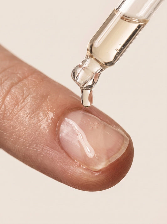 Nagelöl wird mit der Pipette auf Nagel und Nagelhaut aufgetragen – Nägelkauen abgewöhnen